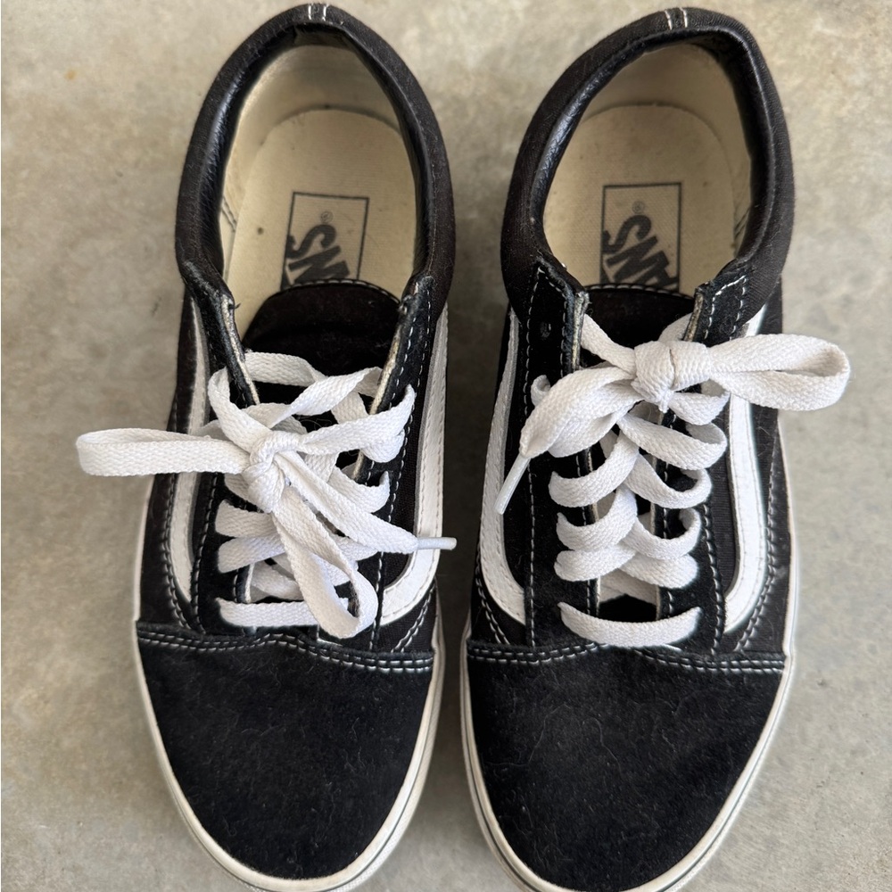 3 for $25 ❤️// Vans Classic Black and White Lace-Up Shoes